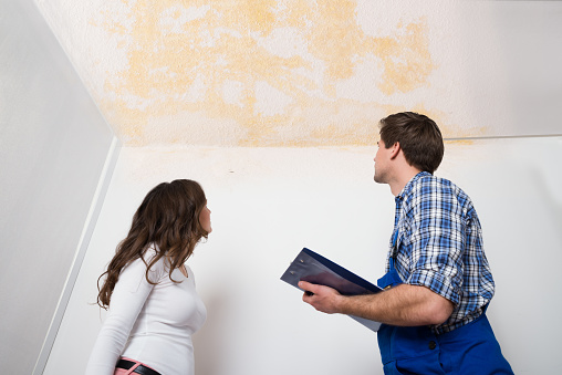 Homme et femme regardant le plafond